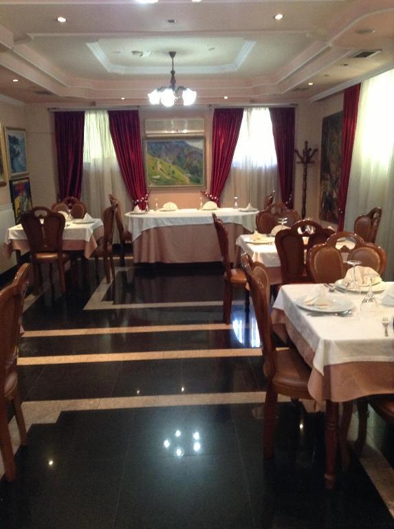 Art Hotel Nirvana Tiran Restoran fotoğraf